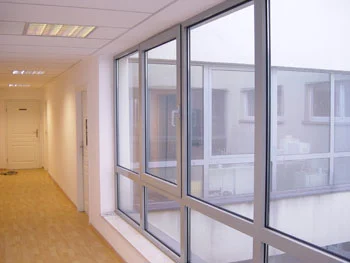 Nowoczesne wnętrze biurowca przy ul. Emaus 5 w Krakowie – korytarz z przeszkleniami