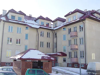 Dwupiętrowy budynek mieszkalny z poddaszem i garażami – inwestycja przy ul. Pszczelnej na Ruczaju