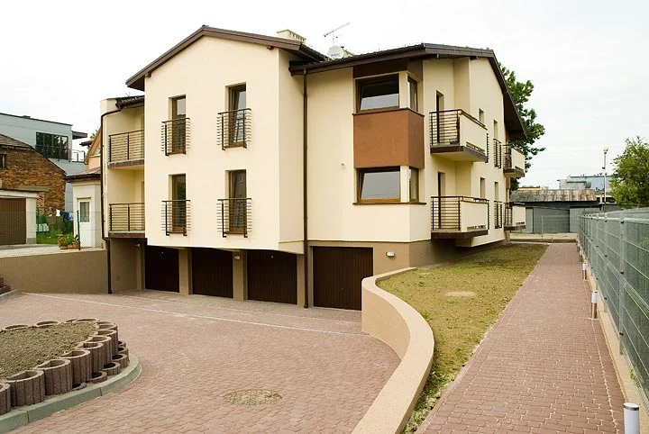 Kameralna willa z 6 mieszkaniami i garażami przy ul. Siewnej na Białym Prądniku